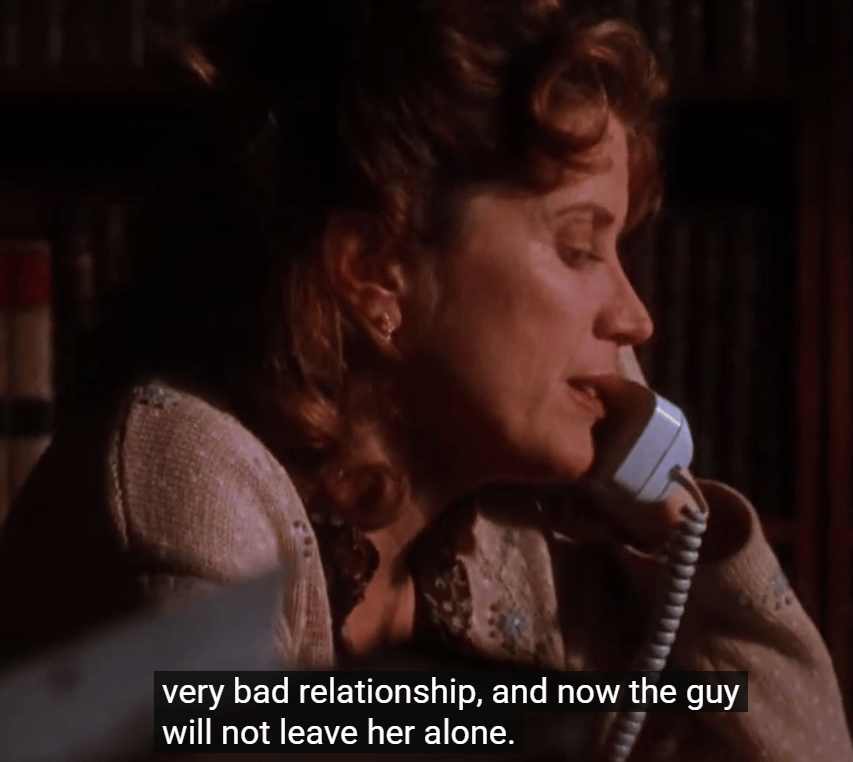 Mujer hablando por teléfono, visiblemente preocupada, mencionando una relación problemático.