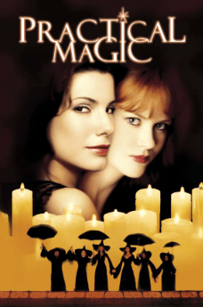 Cartel de la película 'Practical Magic' con dos mujeres de pie frente a velas, rodeadas de siluetas de personas con paraguas.